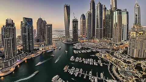 أجواء دافئة نهاراً وضبابية ليلاً في الإمارات غدا