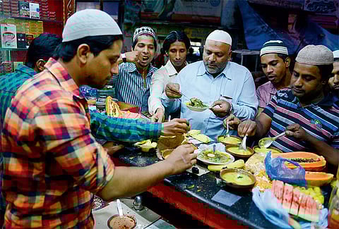 أم القيوين..حملات تفتيشية مكثفة لضمان سلامة الغذاء والزيوت في رمضان