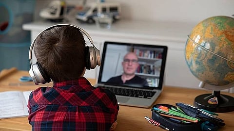 أيام الجمعة..عائلات الإمارات تستقبل "التعلم عن بعد" بجداول ذكية وجاهزية تقنية