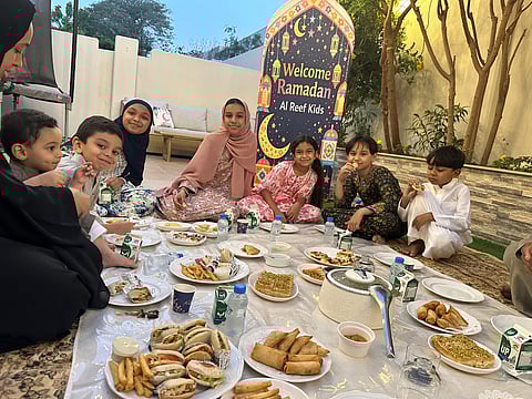 رمضان في بيوتنا.. حكايا تطرزها العائلة الإماراتية بـ "جواز الريان" ودفء البيت الكبير