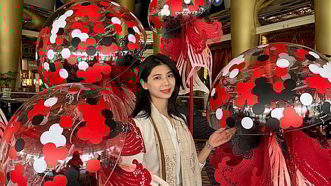 الفنانة الصينية لقص الورق جاكي وين خلال زيارتها لدبي لتعاونها مع برج العرب.