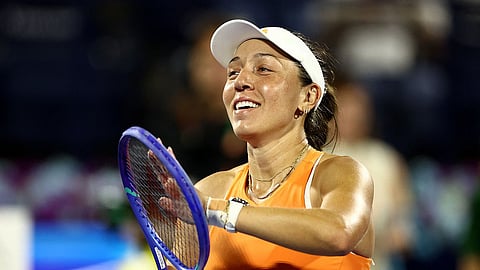 جيسيكا بيغولا من الولايات المتحدة تحتفل بفوزها في مباراتها نصف النهائية ضد أماندا أنيسيموفا من الولايات المتحدة. 