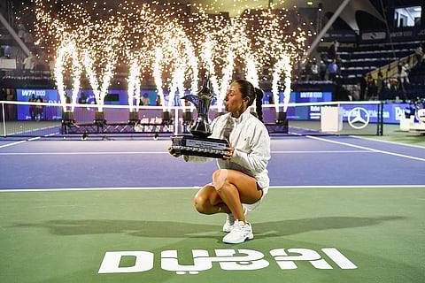  جيسيكا بيغولا تحتفل بالكأس.