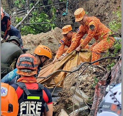 استجاب أفراد محطة إطفاء مدينة ماتي بسرعة لحادث انهيار أرضي مأساوي في سالازار العليا، براجاي. سنترال، مدينة ماتي 