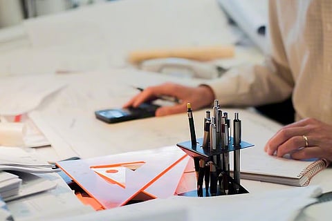 إجازة أم عمل..دليلك القانوني بالإمارات للتفاوض على التعويض أو إعادة جدولة المهام