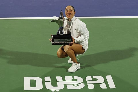 جيسيكا بيغولا من الولايات المتحدة تحتفل بالكأس.