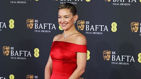 كيت هدسون تتألق على السجادة الحمراء خلال حفل توزيع جوائز الأكاديمية البريطانية للأفلام والتلفزيون (بافتا) لعام 2026. صور: رويترز