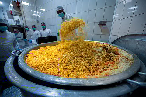 إرث زايد حيّ في كل وجبة: عمل متواصل لإطعام ضيوف الرحمن خلال الشهر الفضيل