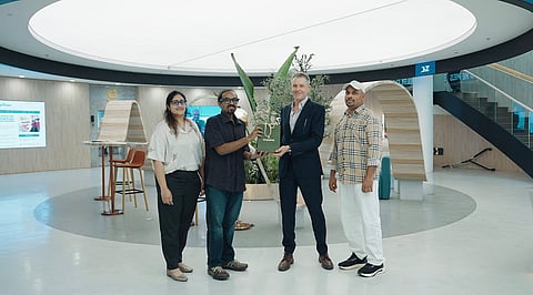 الدكتور فينو، المشترك في خليج تايمز، يتسلم الجائزة من رئيس تحرير المحتوى في خليج تايمز تيد كيمب برفقة زوجته ونيسار كادافينق بانجيلو