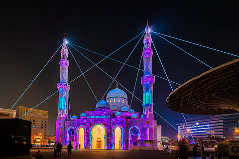 مسجد الحضيبة يضيء في أطياف رمضانية، وهي مبادرة إضاءة خاصة بالمساجد مصممة للاحتفال بالجمال الروحي لشهر رمضان المبارك. يحول المشروع مساحات المساجد بتصاميم مضيئة أنيقة، مما يخلق أجواء هادئة وراقية للمصلين والزوار. صور خليج تايمز: شهاب