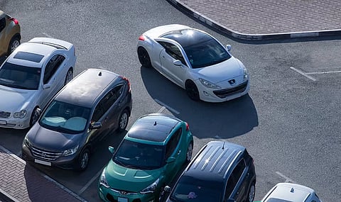  810 آلاف غرامة وقوف سيارات في دبي أواخر 2025