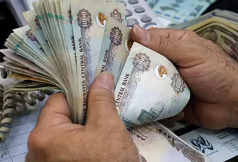 قضاء أبوظبي يُلزم موظفاً برد 290 ألف درهم لشركته السابقة