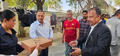 سودهاكار راو وعائلته يوزعون وجبات الإفطار