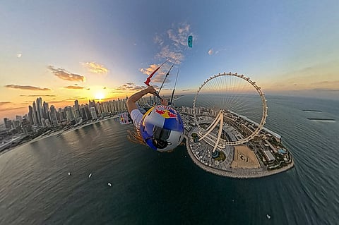 أندريا برينسيبي خلال قفزة التزلج الشراعي في عين دبي بتاريخ 27 فبراير 2026