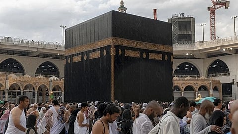 المصلون يطوفون حول الكعبة المشرفة في المسجد الحرام كجزء من مناسك العمرة في شهر رمضان المبارك بمدينة مكة المكرمة