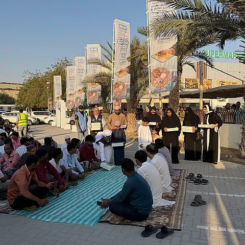 سعياً للأجر والتمكين.. قصص ملهمة لـ 6 عائلات إماراتية في مطابخ الخير