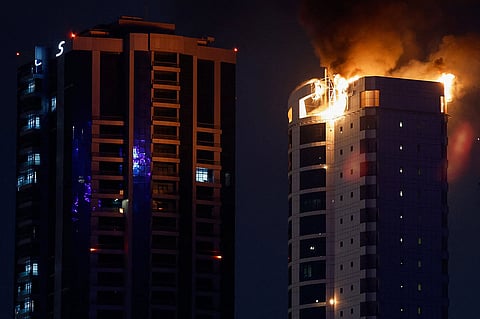 تصاعد الدخان من مبنى محترق أصابته ضربة طائرة مسيرة إيرانية في منطقة السيف، المنامة، البحرين