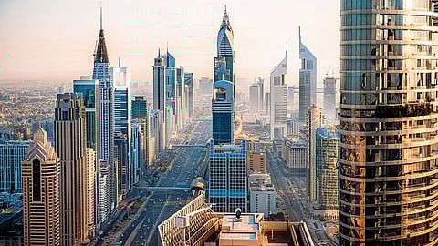 منظر جوي لشارع الشيخ زايد، دبي. وقد تطورت البيئة التنظيمية لدولة الإمارات العربية المتحدة’s بالتوازي. تقدم أكثر من 40 منطقة حرة حوافز ضريبية وإعدادًا مبسطًا للأعمال، بينما عززت الإصلاحات القانونية حماية المستثمرين وحوكمة الشركات.