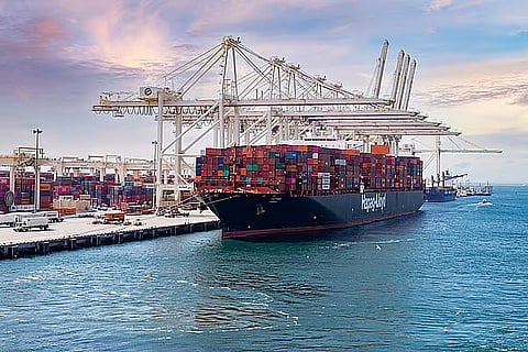 اعتراض طائرة مسيرة في ميناء جبل علي والحطام يتسبب في حريق