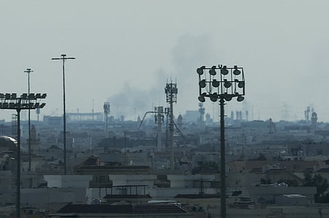 دخان يتصاعد في السماء بعد هجمات صاروخية إيرانية أُبلغ عنها، كما شوهد من الدوحة، قطر