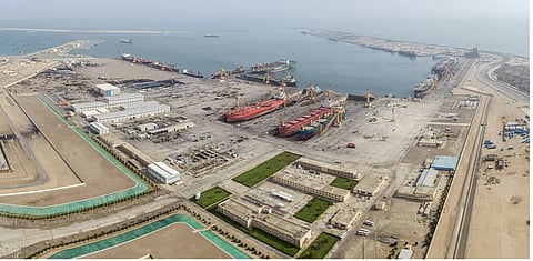 ميناء الدقم، الواقع في جنوب شرق عمان مع وصول مباشر إلى المحيط الهندي.