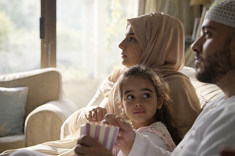 السكينة تبدأ من الكبار"..حماية أطفال الإمارات من "عدوى القلق" أثناء الأزمات