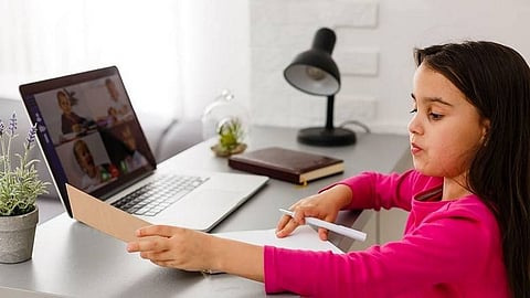 لا تدعوهم للأخبار.. نصائح رسمية للأهالي لتجاوز فترة التعلم عن بُعد بسلاسة