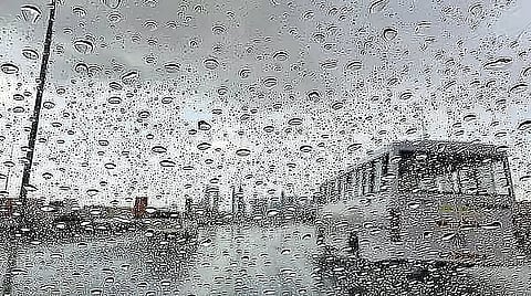 سماء الإمارات "غائمة أحياناً".. وأمطار خفيفة متوقعة 