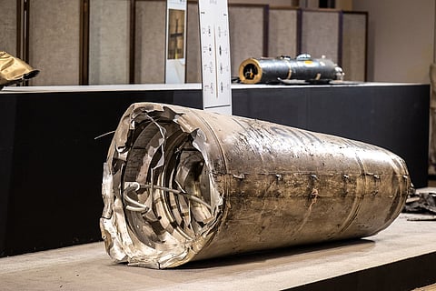 قطع من الصواريخ والطائرات المسيرة التي تم استعادتها بعد ضربات إيران’ تُعرض خلال إحاطة صحفية لحكومة الإمارات العربية المتحدة عقدت في أبوظبي بتاريخ 3 مارس 2026.