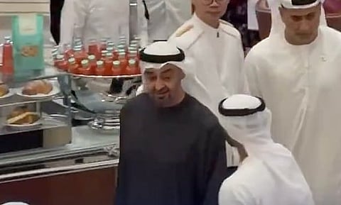 جولة محمد بن زايد في "دبي مول" تبدد غيوم التوتر بطمأنينة عفوية