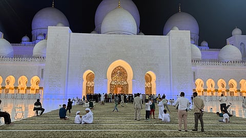 جامع الشيخ زايد في أبوظبي في اليوم الثالث عشر من شهر رمضان المبارك