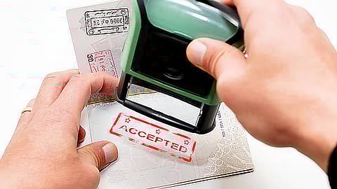 قطر تمدد تأشيرات الدخول شهراً وسط إغلاق المجال الجوي