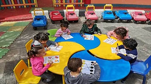 فاتورة إغلاق الحضانات.. أولياء أمور يواجهون مأزق "الرسوم الضائعة" وتحديات رعاية الأطفال