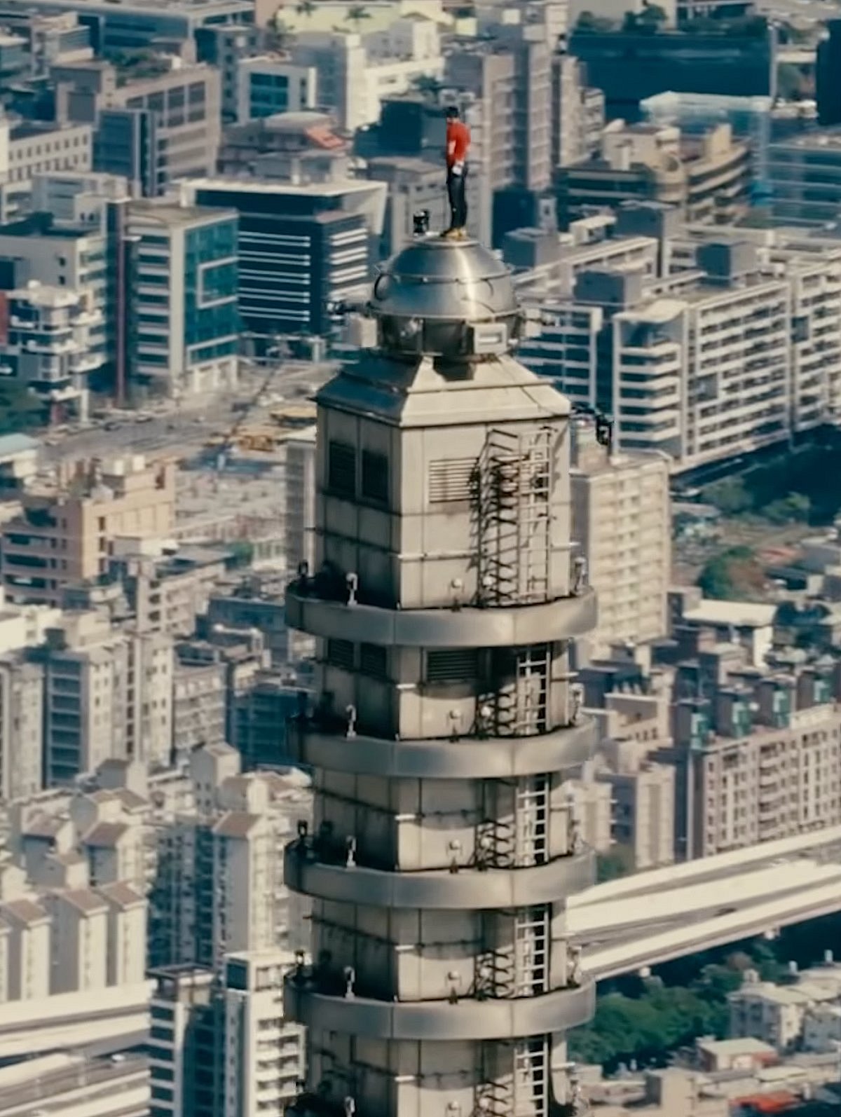 قاهر السحاب.."أليكس هونولد" يقتحم قمة "تايبيه 101