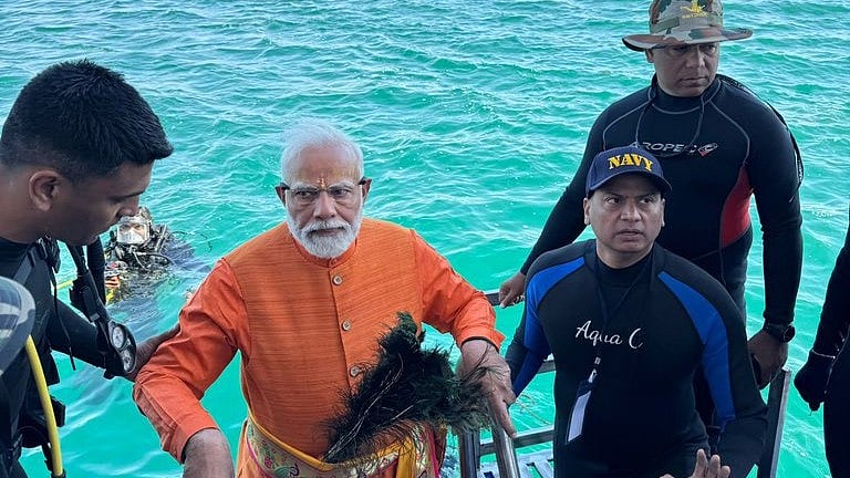 துவாரகா: கடலுக்கு அடியில் பிரார்த்தனை செய்த பிரதமர் மோடி