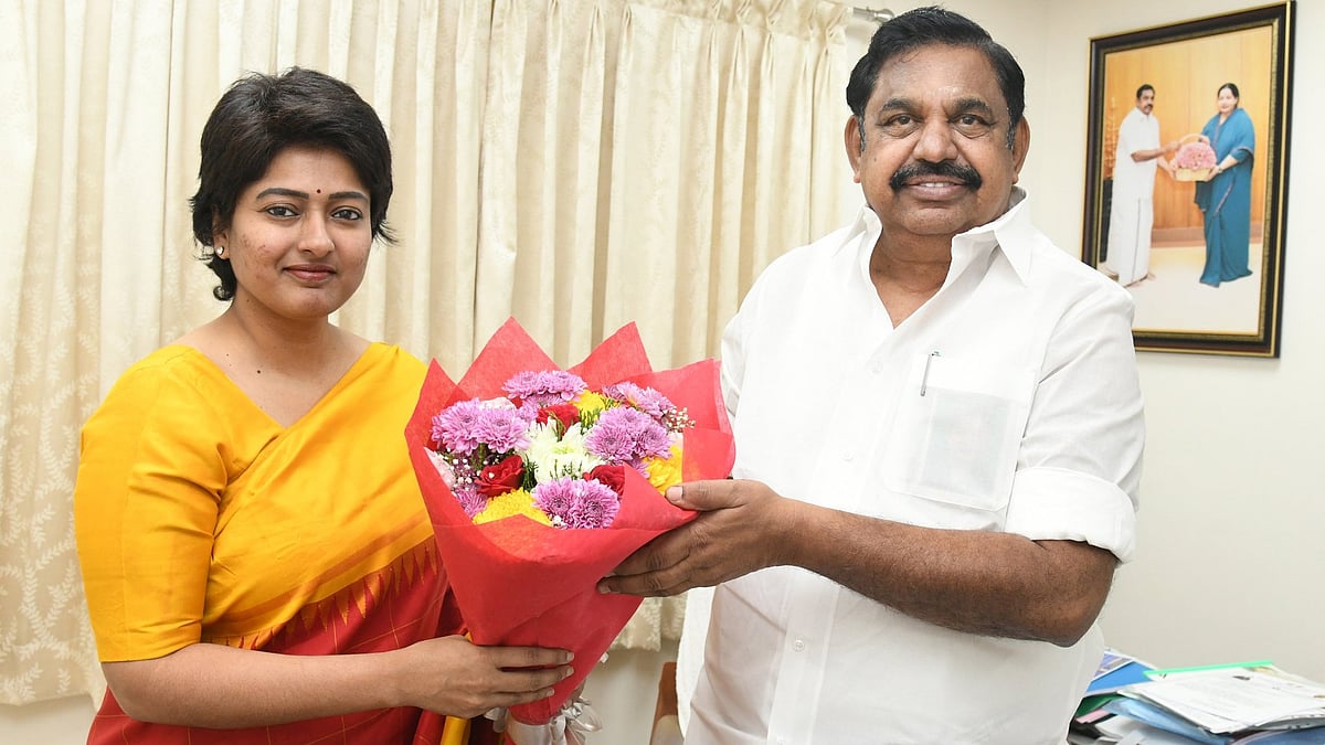 விஜய் கட்சியில் இணைகிறேனா?: காயத்ரி ரகுராம் விளக்கம்