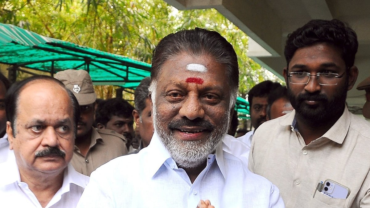 சட்டப்பேரவையில் ஓ.பன்னீர் செல்வம் இருக்கை மாற்றம்