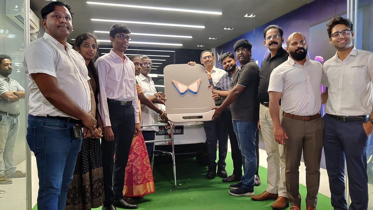 பிரக்ஞானந்தாவின் பெற்றோருக்கு மின்சார கார்: சொன்னதை செய்த ஆனந்த் மஹிந்திரா