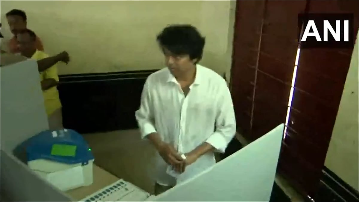 சென்னை நீலாங்கரையில் வாக்களித்த விஜய்