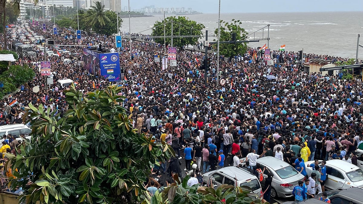 மும்பை: இந்திய அணியின் வெற்றிப் பேரணி தொடங்கியது!