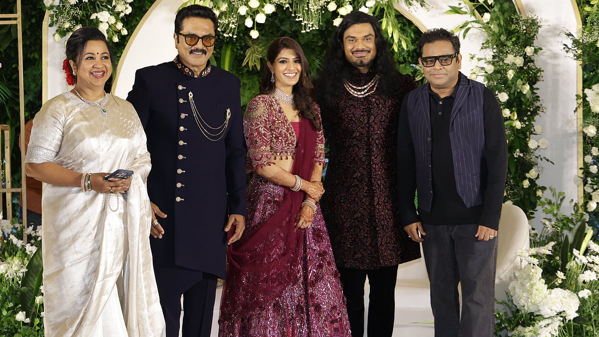 நடிகை வரலட்சுமியின் திருமண வரவேற்பில் கலந்து கொண்ட பிரபலங்கள்! 