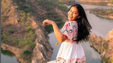 ரீல்ஸ் எடுக்க முயன்ற இன்ஸ்டா பிரபலம்: 300 அடி பள்ளத்தில் விழுந்து உயிரிழப்பு!