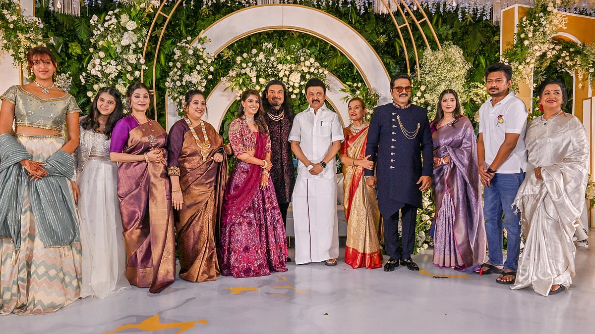 வரலட்சுமி - நிகோலய் சச்தேவ் ஜோடிக்கு திருமணம்!