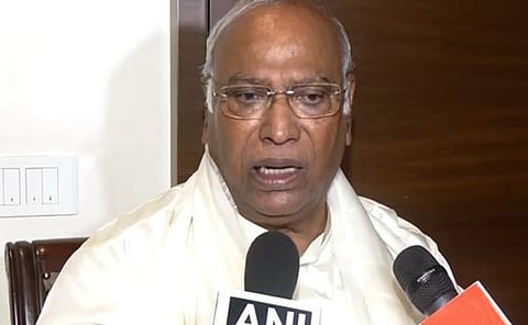 பொதுமக்களை ஏமாற்றும் நடவடிக்கைகளில் மட்டுமே பாஜக மும்முரமாக உள்ளது: கார்கே
