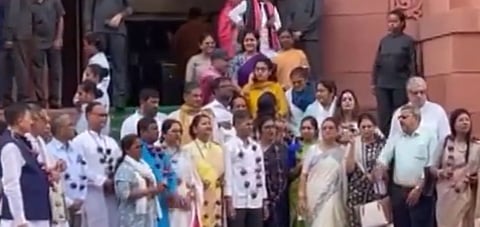 வெங்காய மாலை அணிந்து எதிர்க்கட்சி எம்.பி.க்கள் போராட்டம்