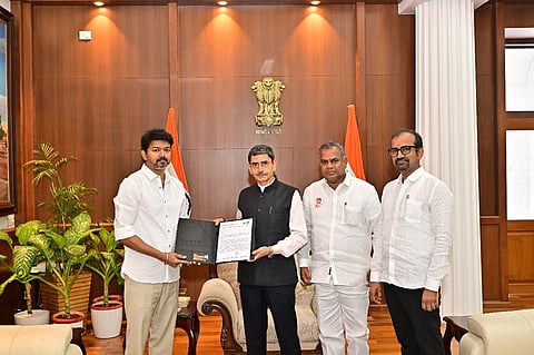 பெண்களின் பாதுகாப்பை உறுதி செய்ய வேண்டும்: ஆளுநர் ரவியிடம் மனு அளித்த விஜய்!