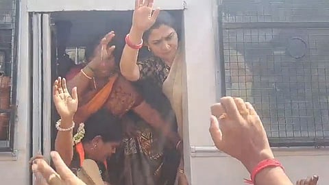 ஆட்டுக்குட்டிகள் இருந்த இடத்தில் அடைத்து வைப்பு: விடுவிக்கப்பட்டவுடன் குஷ்பு பேட்டி
