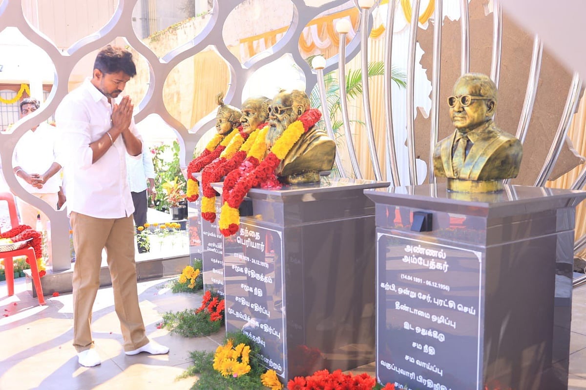 தவெக கொள்கைத் தலைவர்கள் சிலைகளைத் திறந்துவைத்த விஜய் 