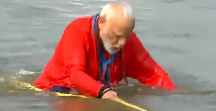 மஹா கும்பமேளாவில் புனித நீராடினார் பிரதமர் மோடி!