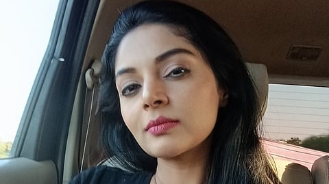 ஹிந்தித் திணிப்பை நிறுத்துங்கள்: கொதித்தெழுந்த சனம் ஷெட்டி!
